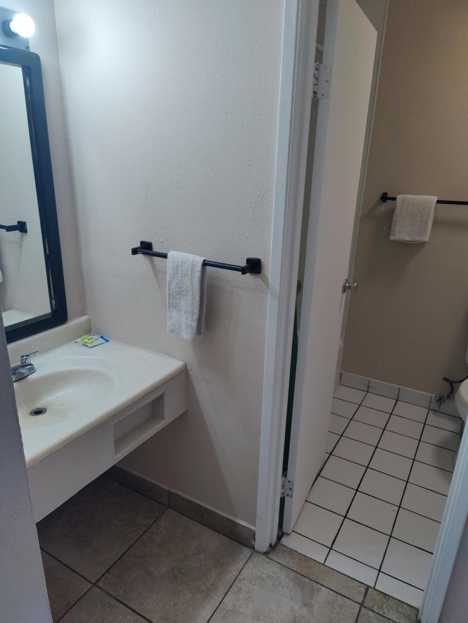 Best Inn & Suites Ел Кахон Екстериор снимка